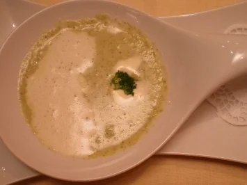 Rezept: Brokkoli-Gogonzolasuppe mit Champagnerschaum Brokkoli-Gogonzolasuppe mit Champagnerschaum - Rezept