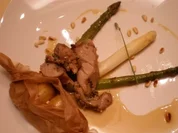 Milchzicklein in Lavendel-Salzkruste an Frühkartoffeln und Spargel - Rezept