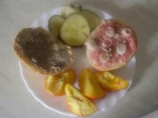 Lecker Brötchen mit saure Gurken + Nektarine = Zwischenmahlzeit - Rezept