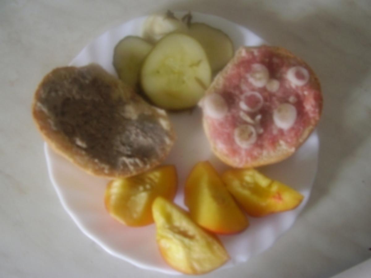 Lecker Brötchen mit saure Gurken + Nektarine = Zwischenmahlzeit ...