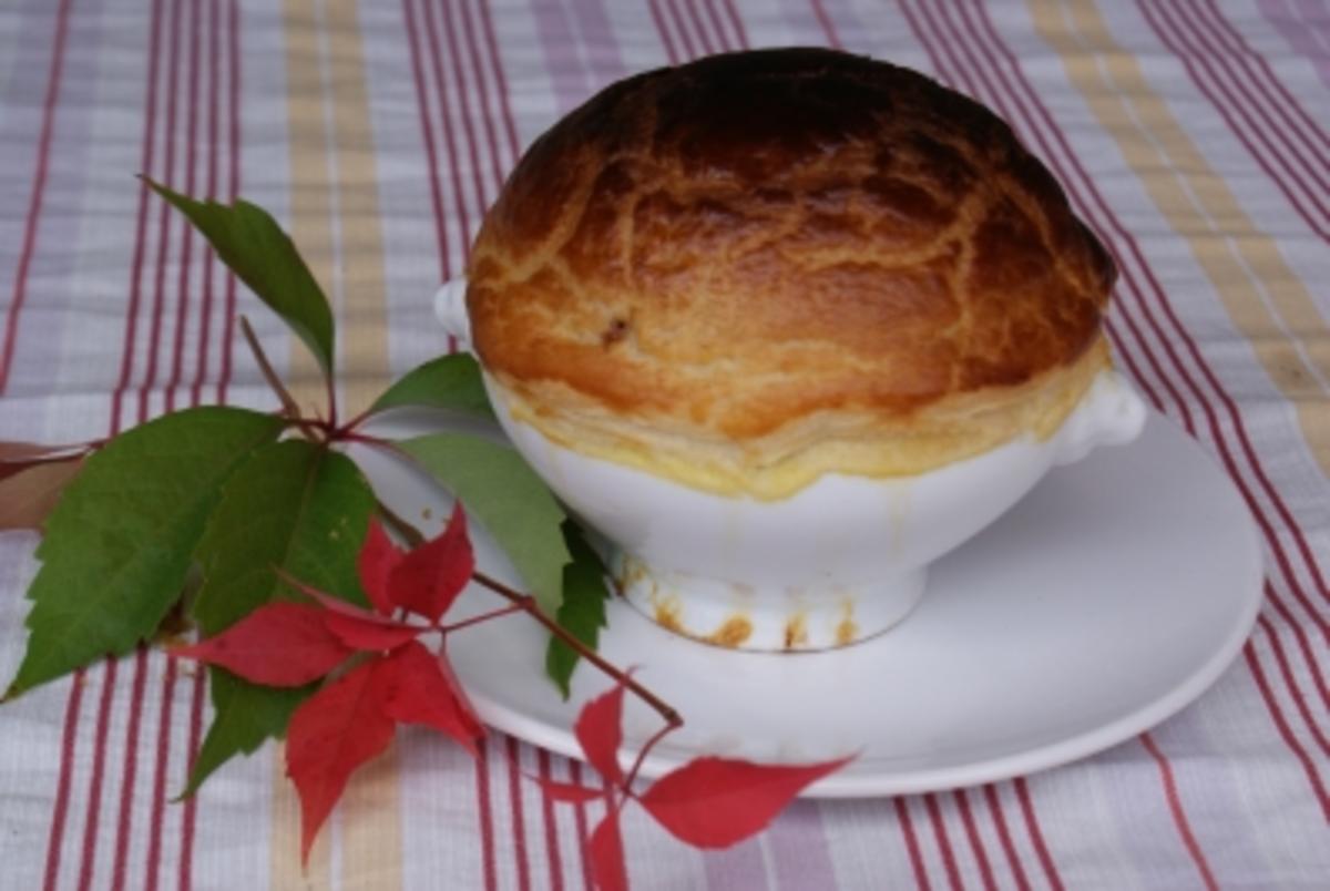 Pilzsuppe mit Blätterteighaube - Rezept - kochbar.de