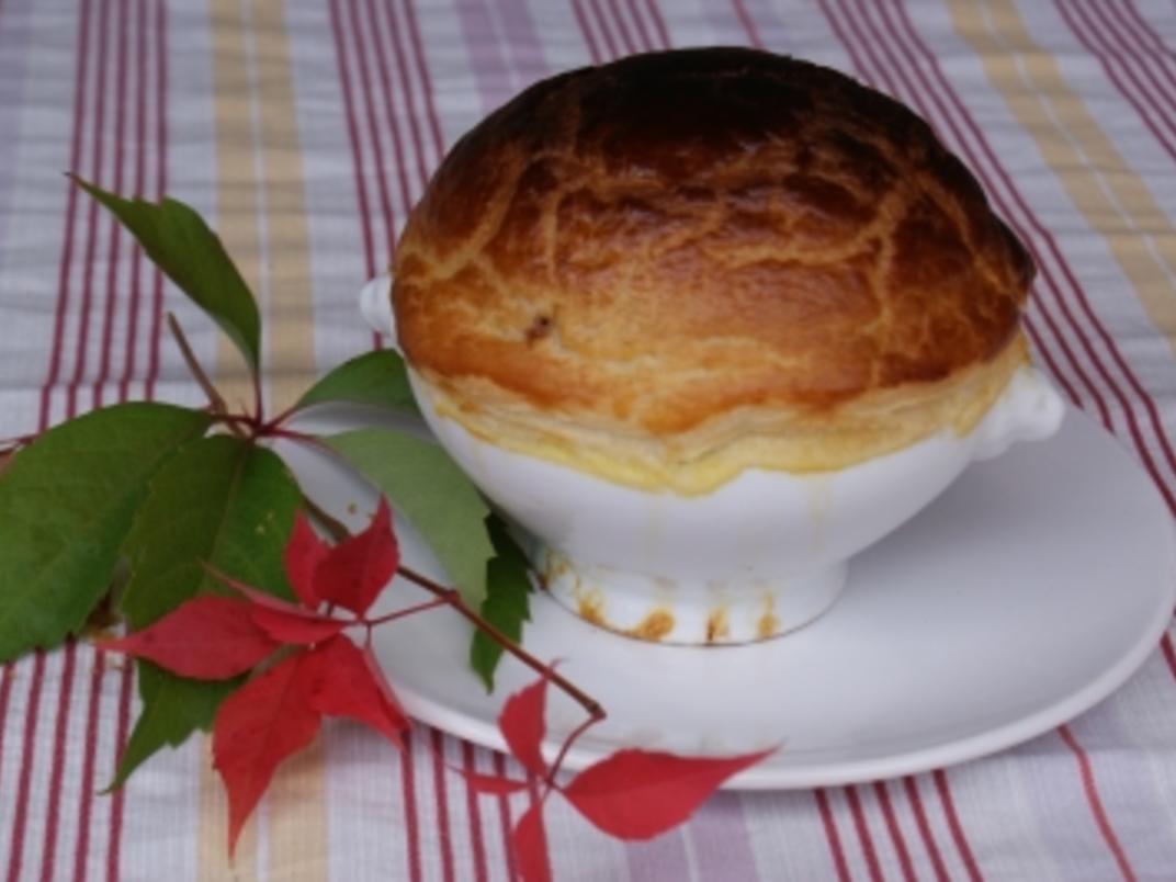 Pilzsuppe mit Blätterteighaube - Rezept - kochbar.de