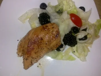 Hähnchenbrust an Sommersalat mit Blau-und Brombeeren - Rezept