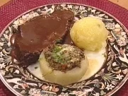 Sächsischer Sauerbraten mit Aprikosenknödel &amp; Kohlrabischiffchen - Rezept