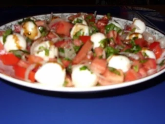 Rezept: Mozarella-Tomaten-Basilikum-Salat Bild Nr. 5 Mozarella-Tomaten-Basilikum-Salat - Rezept - Bild Nr. 5