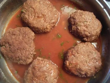 Kräuterfleischküchle in Rotweinsauce - Rezept