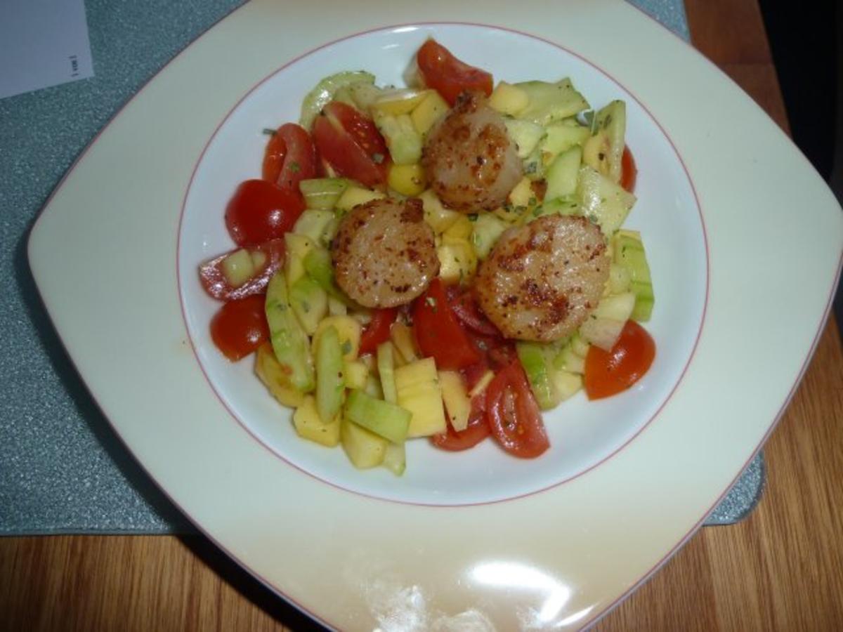 Sommersalat mit Jakobsmuscheln - Rezept - kochbar.de