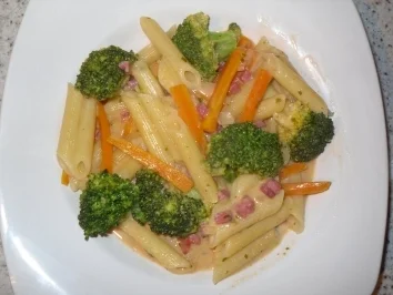 Penne in Cremiger Brokkolisoße mit Schinkenwürfeln - Rezept