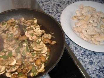 Streifen von Hähnchenbrustfilet in Steinpilzrahm - Rezept - Bild Nr. 3