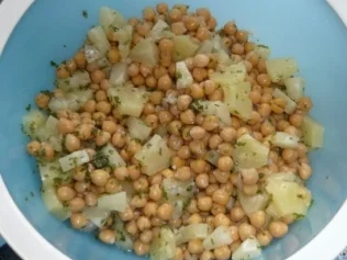 Kichererbsen-Zwiebel-Ananas-Curry-Salat - Rezept - Bild Nr. 2