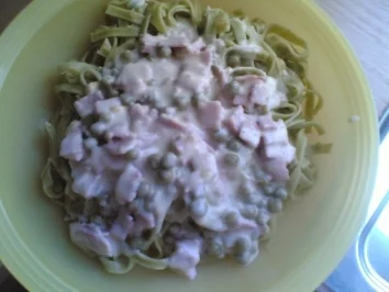 Rezept: Grüne Nudeln mit Käse-Schinken-Sahne-Soße Grüne Nudeln mit Käse-Schinken-Sahne-Soße - Rezept