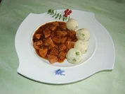 Ossi`s  Worschtgulasch mit Mini-Kräuter-Knedelcher - Rezept