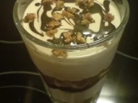 Dessert "Tiramisu mit Walnuss-Krokant und Schokosoße" - Rezept