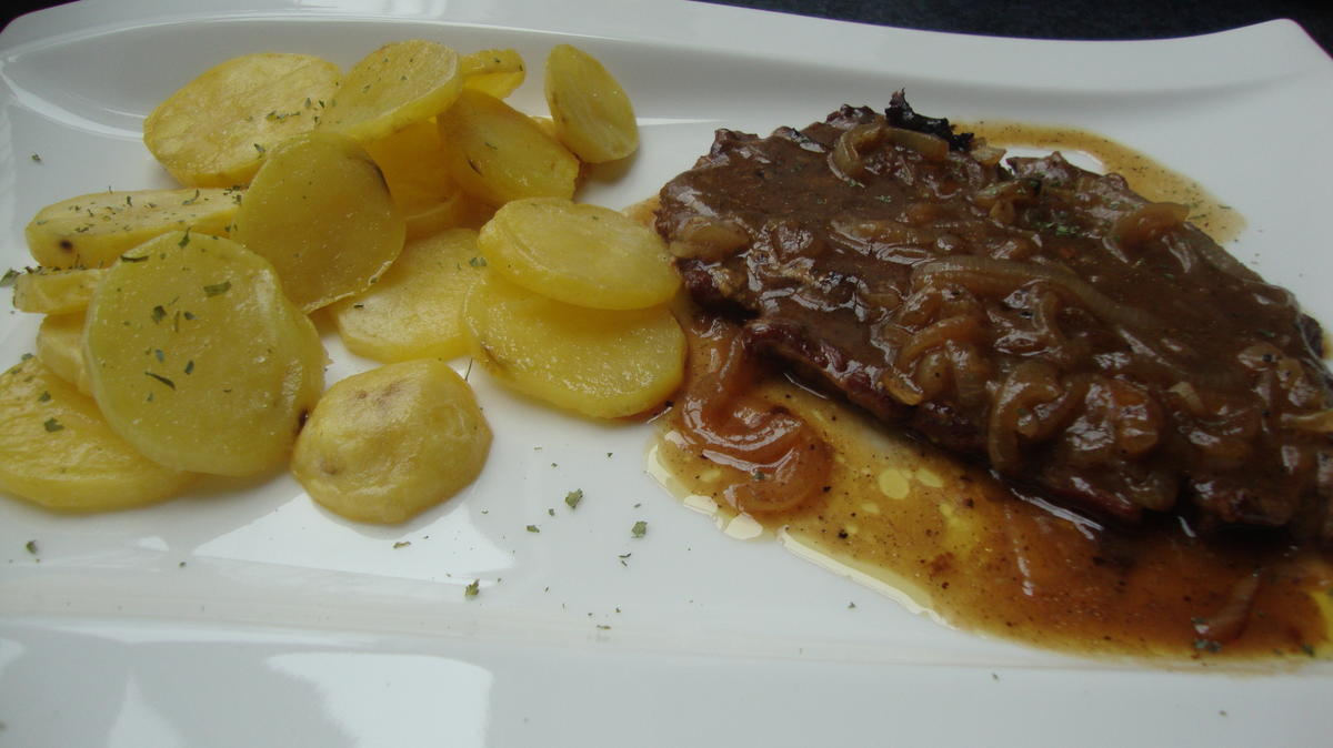 Zwiebelrostbraten mit Bratkartoffeln - Rezept - kochbar.de