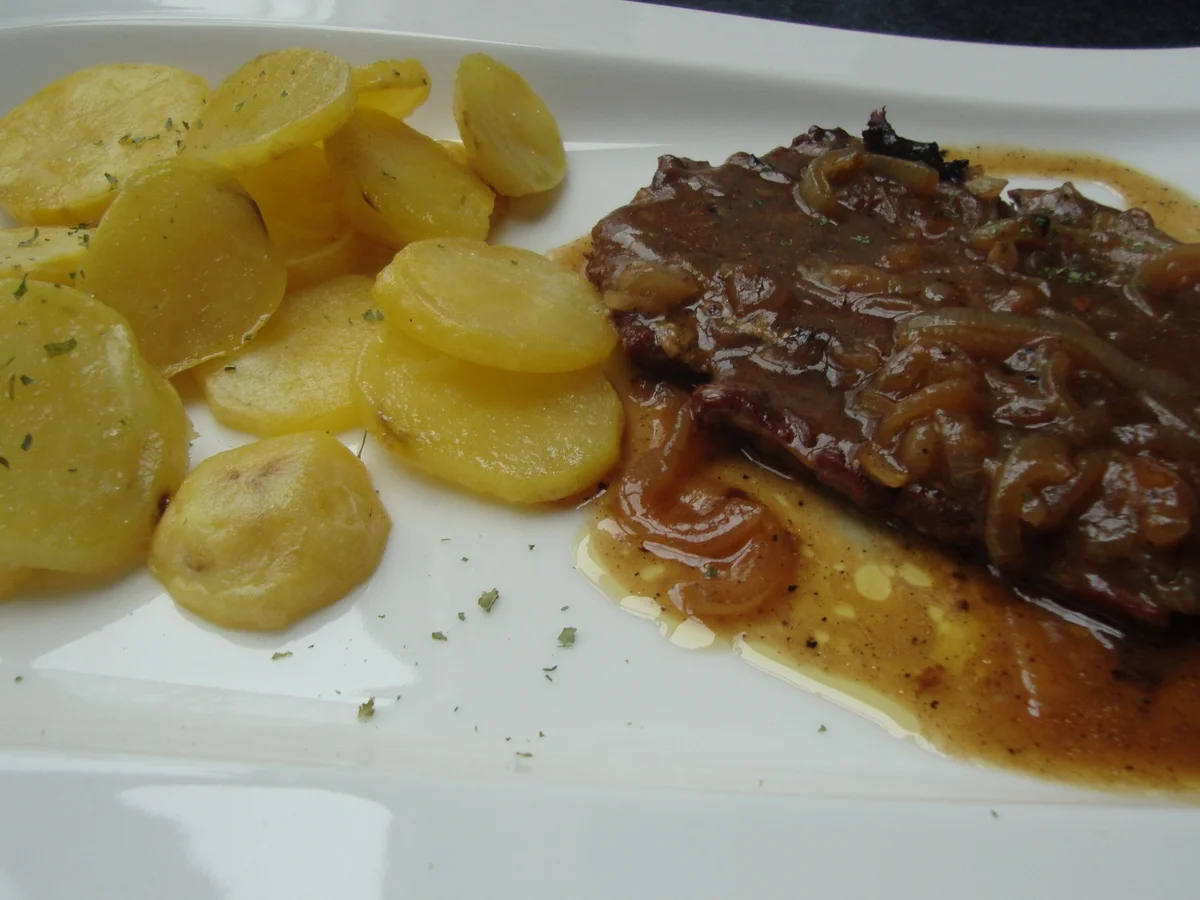 Rezept: Zwiebelrostbraten mit Bratkartoffeln Bild Nr. 2 Zwiebelrostbraten mit Bratkartoffeln - Rezept - Bild Nr. 2
