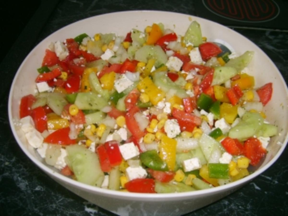 Bauernsalat mit Rote, Gelbe und Grüner Pprika und Feta, Schafskäse ... Bauernsalat mit Rote, Gelbe und Grüner Pprika und Feta, Schafskäse ...