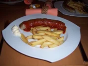 Currywurst mit Pommes rot/weiß - Rezept