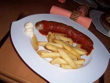 Currywurst mit Pommes rot/weiß - Rezept - Bild Nr. 2