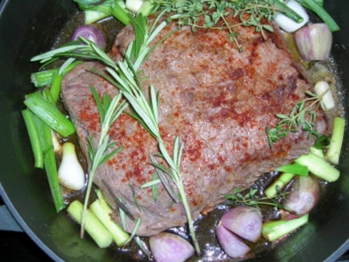 Roastbeef  mit leckerer  Pfefferkruste, gebratene Bohnen im Paprikaring, Rosmarinkartoffeln und grüne Pfeffersauce - Rezept - Bild Nr. 4