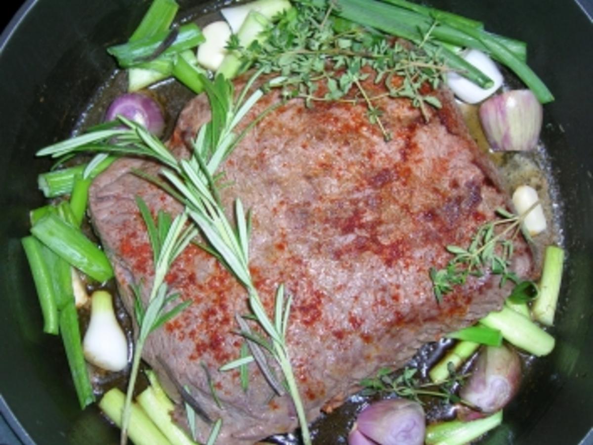 Roastbeef mit leckerer Pfefferkruste, gebratene Bohnen im Paprikaring ...