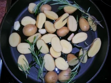 Roastbeef  mit leckerer  Pfefferkruste, gebratene Bohnen im Paprikaring, Rosmarinkartoffeln und grüne Pfeffersauce - Rezept - Bild Nr. 8