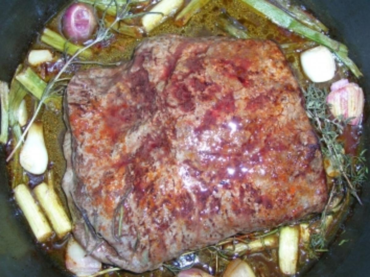 Roastbeef mit leckerer Pfefferkruste, gebratene Bohnen im Paprikaring ...