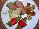 Roastbeef  mit leckerer  Pfefferkruste, gebratene Bohnen im Paprikaring, Rosmarinkartoffeln und grüne Pfeffersauce - Rezept