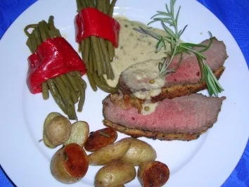 Roastbeef  mit leckerer  Pfefferkruste, gebratene Bohnen im Paprikaring, Rosmarinkartoffeln und grüne Pfeffersauce - Rezept - Bild Nr. 2