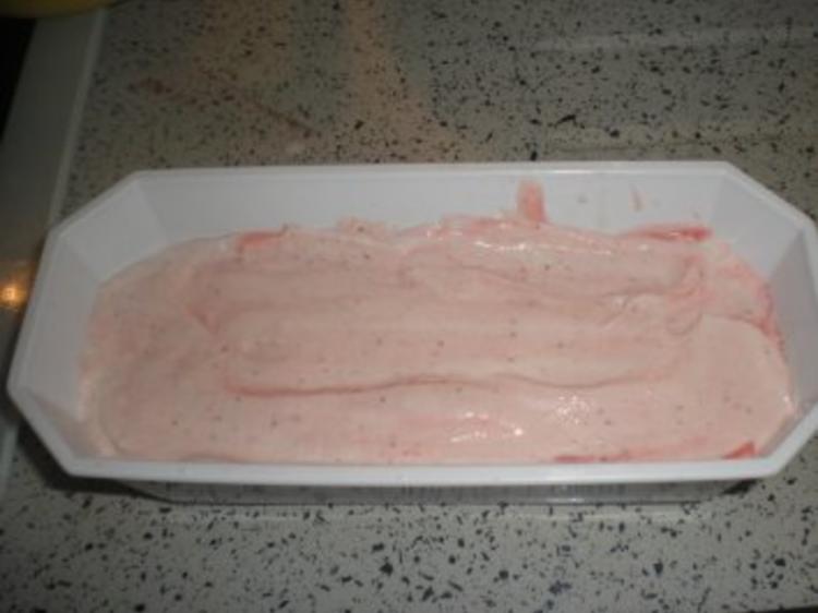 Erdbeerparfait - schnell & einfach - 158 kcal/100g Erdbeerparfait - schnell & einfach - 158 kcal/100g