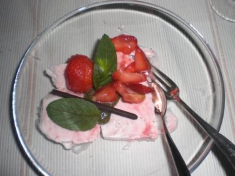 Erdbeerparfait Feines Halbgefrorenes ohne Eismaschine - Rezept mit Bild ...