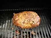 gegrillter Schweinshals mariniert, garniert mit diversen Gemüsen - Rezept