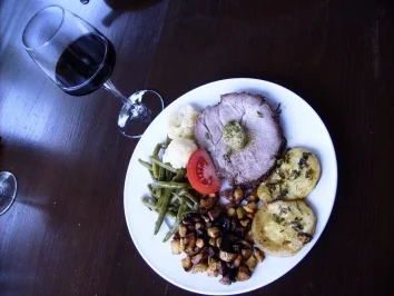 gegrillter Schweinshals mariniert, garniert mit diversen Gemüsen - Rezept - Bild Nr. 2