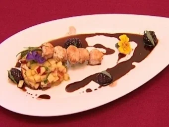 Rezept: Glasierte Pinchos vom Kaninchenrücken auf Pfirsich-Estragon-Ragout Glasierte Pinchos vom Kaninchenrücken auf Pfirsich-Estragon-Ragout - Rezept