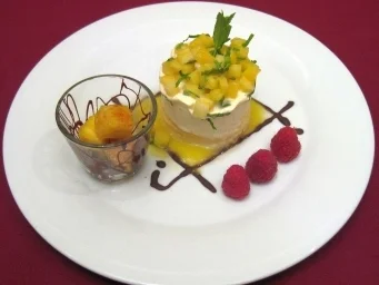Karamellisierte Ananas mit Sauerrahm-Limetten-Parfait und Minze - Rezept