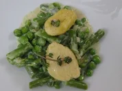 Spargel-Erbsenragout in Vanillesahne mit Ziegenkäsenocken und frischem Brötchen - Rezept
