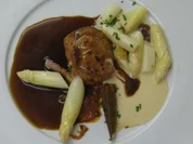 Krosser Spanferkelrücken in Senf-Biersoße dazu Okraschoten und Spargelragout - Rezept
