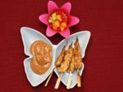 Hähnchen Satay mit Erdnusssoße und fruchtigem Salat (Nina Vorbrodt) - Rezept