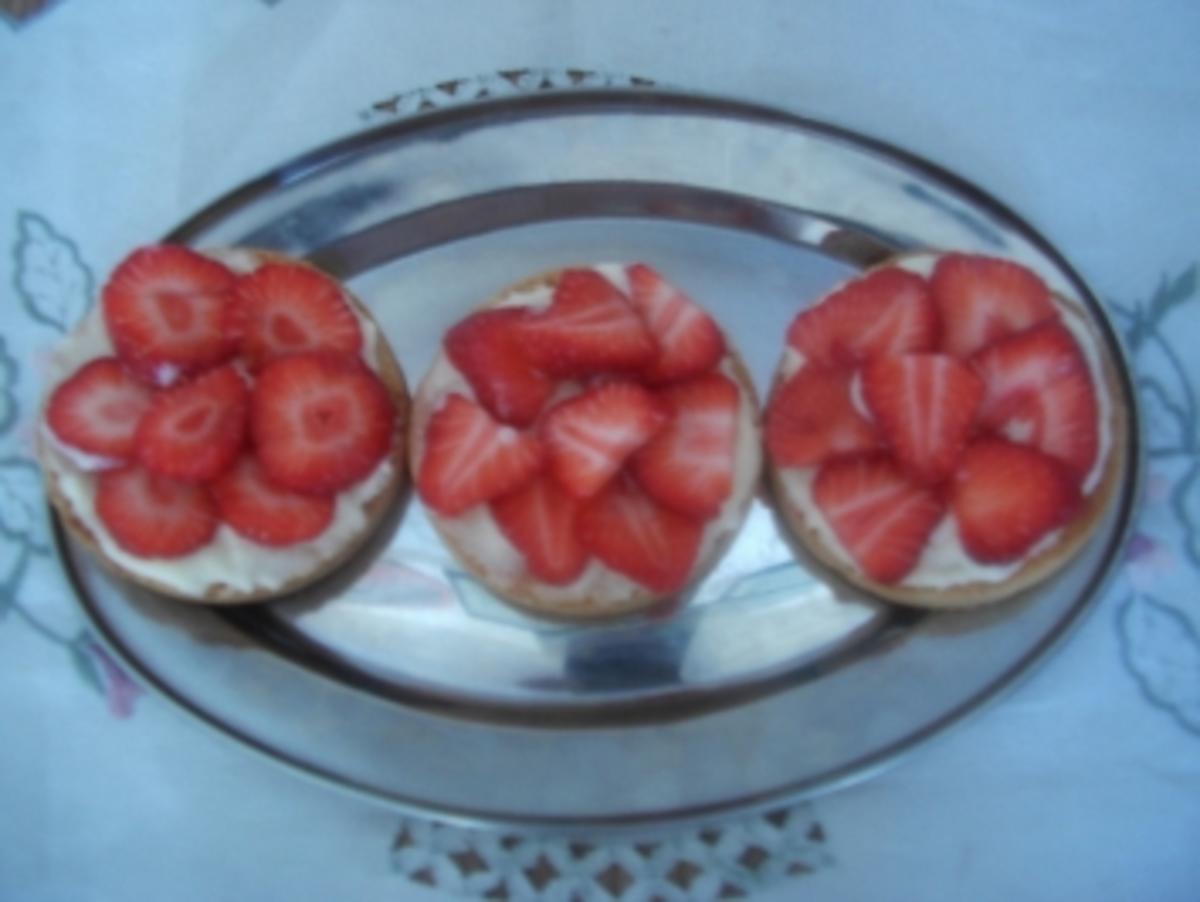 Zwieback mit Honigkäse und Erdbeeren - Rezept - Bild Nr. 2