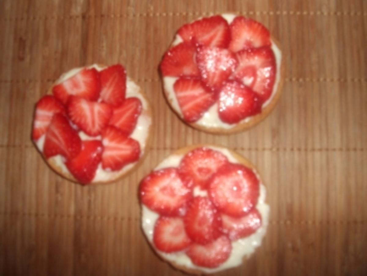 Zwieback mit Honigkäse und Erdbeeren - Rezept - Bild Nr. 3