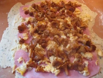 Rezept: Pizza-Strudel mit Pfifferlingen und Rührei Bild Nr. 3 Pizza-Strudel mit Pfifferlingen und Rührei - Rezept - Bild Nr. 3