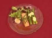 Lachsfilets in Ahornbeize mit grünen Spargelspitzen und Jacobsmuscheln (Bill Mockridge) - Rezept