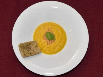 Eiskarottensuppe mit geräuchertem Lachs und warmem Zwiebelbaguette (Rico Rex) - Rezept