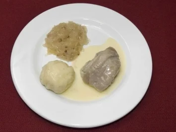 Eisbein sächsischer Art mit Klößen und Sauerkraut an feiner Meerrettichsoße (Rico Rex) - Rezept