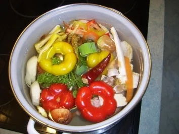 Paprikasuppe mit Fadennudeln und Eiersticheinlage - Rezept - Bild Nr. 3