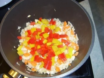 Paprikasuppe mit Fadennudeln und Eiersticheinlage - Rezept - Bild Nr. 6