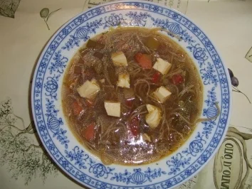 Paprikasuppe mit Fadennudeln und Eiersticheinlage - Rezept