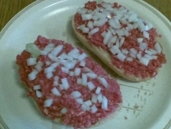 Hackschnittchen mit Zwiebeln - Rezept