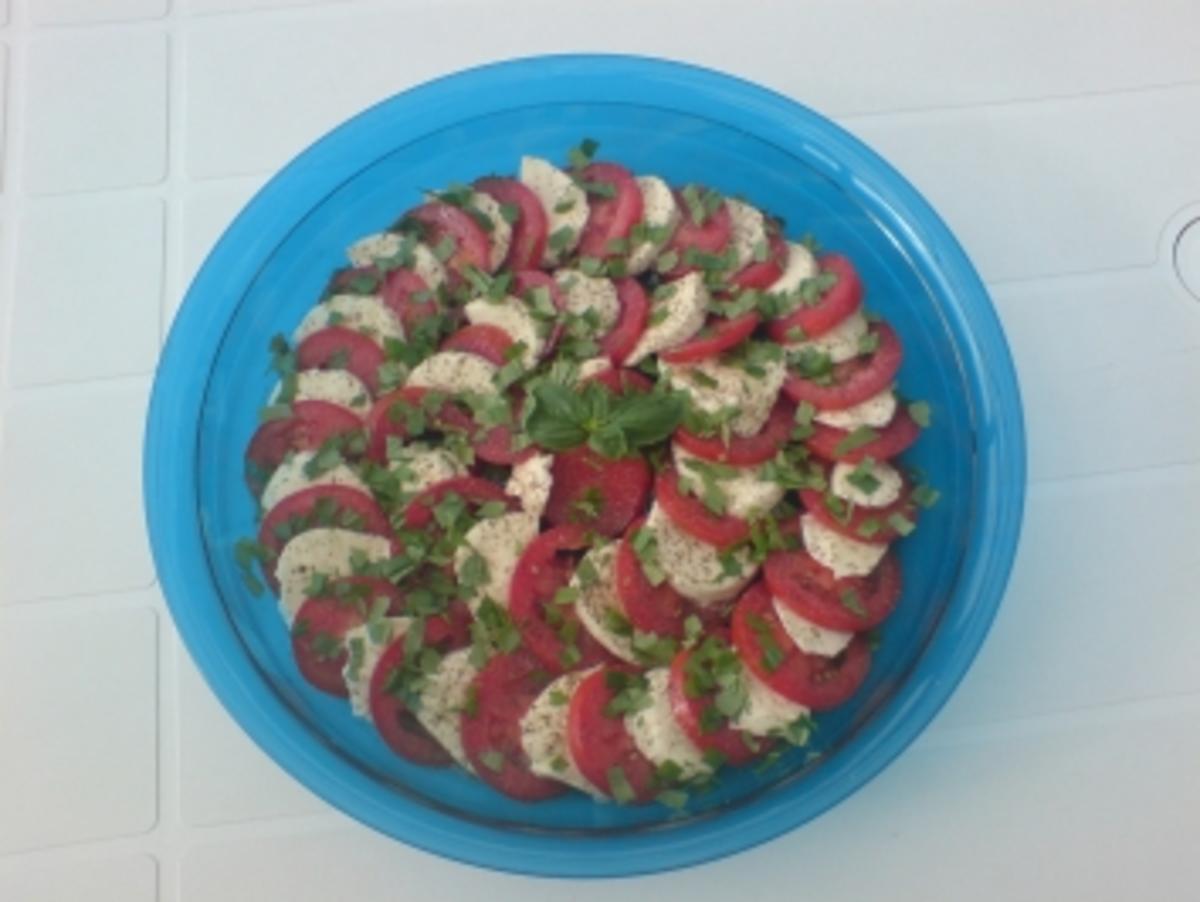 Tomaten-Mozarella-Salat - Rezept mit Bild - kochbar.de