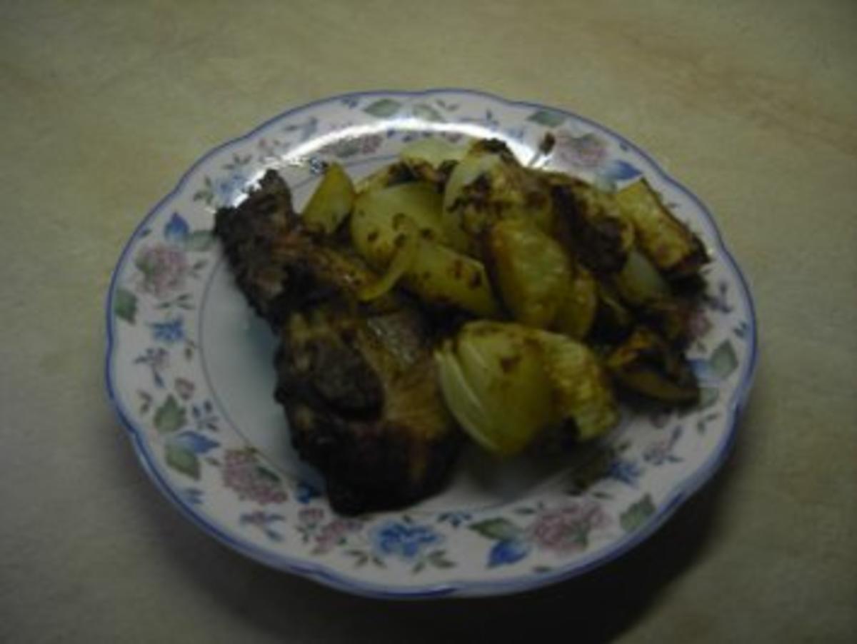 Fleisch - Rippchen extra scharf mit Röstkartoffeln und Zwiebeln - Rezept
