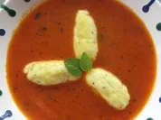 Kräftige Tomatensuppe mit Basilikum-Käse-Nockerl - Rezept